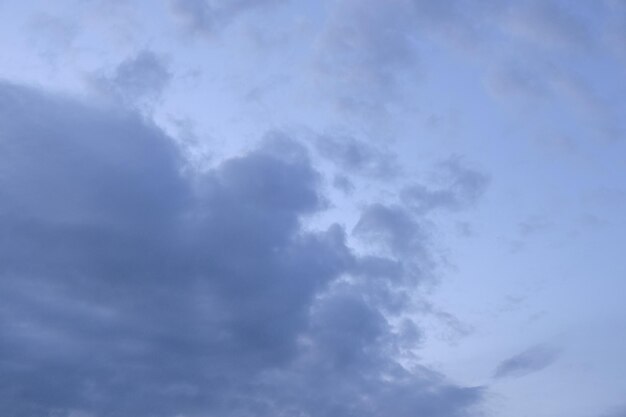 雲のある青い空