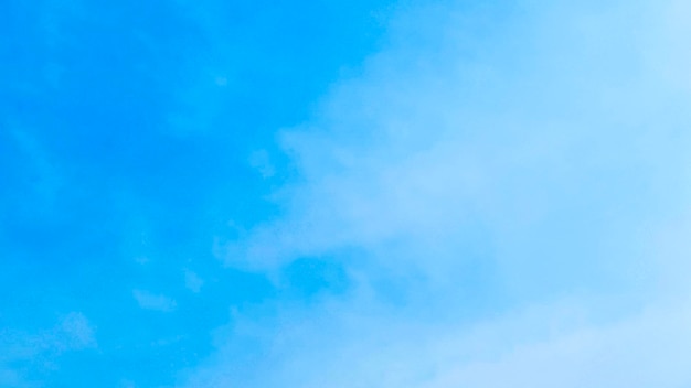 Foto un cielo azzurro con nuvole