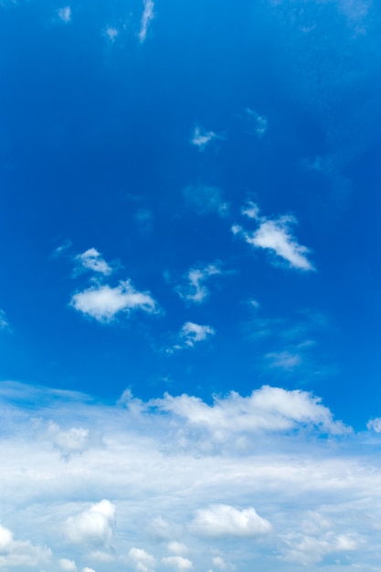 Foto cielo azzurro con nuvole