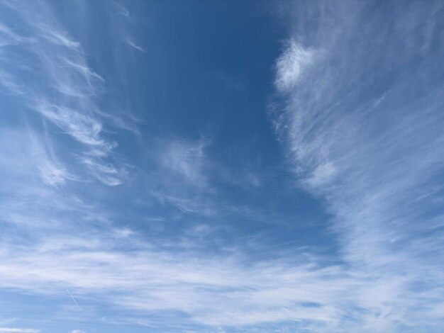 Photo a blue sky with clouds