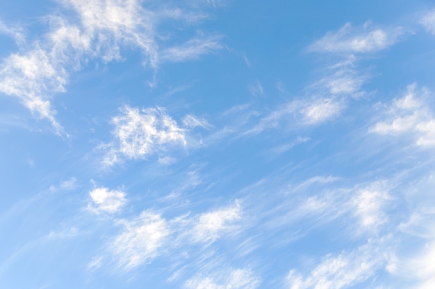 Голубое небо с нежными перистыми облаками