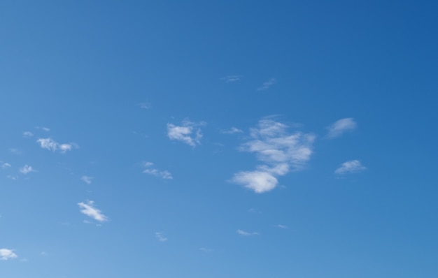 Голубое небо на фоне нескольких облаков