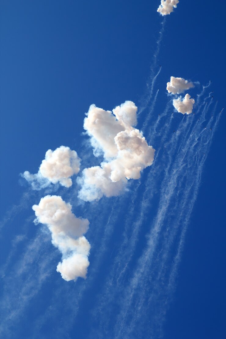 Photo 花火爆竹白い雲と青い空
