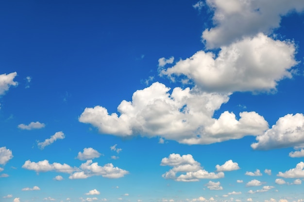 ふわふわの雲を背景にした青い空