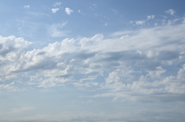 ふわふわの雲と青い空