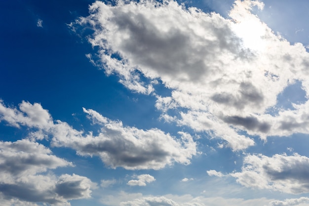 Голубое небо с большими белыми облаками, солнечно, обработка HDR