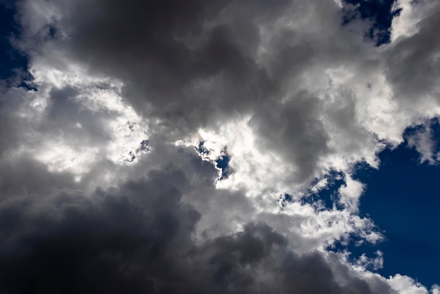 風の強い天候で明るい雲と青い空