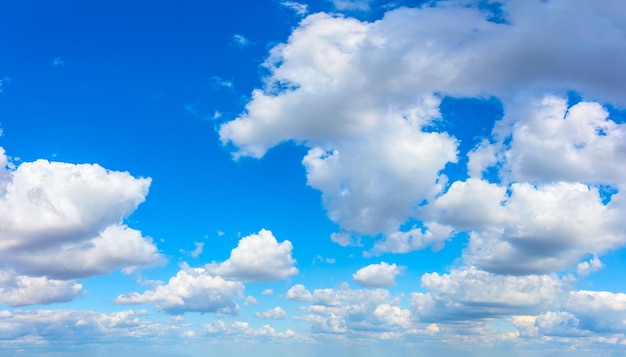 明るい白い雲と青い空は良い一日の気分です自然な空の背景パノラマの背景