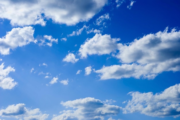 Cielo azzurro con molte nuvole