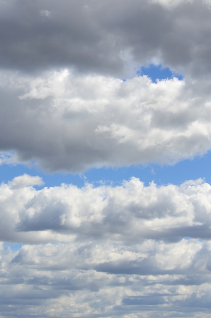 Foto un cielo blu con un sacco di nuvole bianche di diverse dimensioni