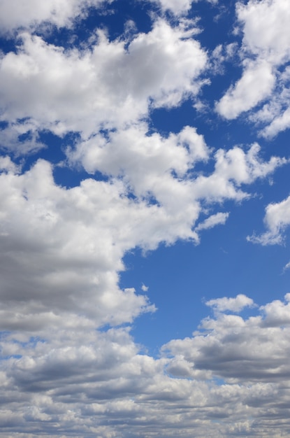 Foto un cielo blu con un sacco di nuvole bianche di diverse dimensioni