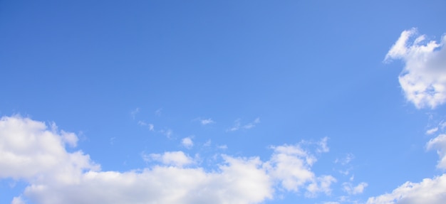 さまざまなサイズの白い雲がたくさんある青い空