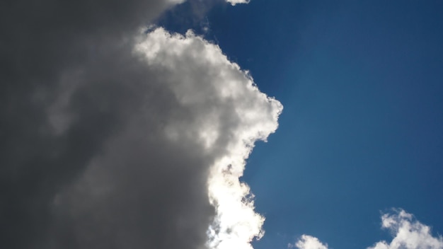 ムーディな灰色の雲と青い空