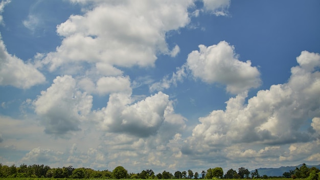 Foto cielo blu con nuvole bianche in movimento prima della pioggia sullo sfondo