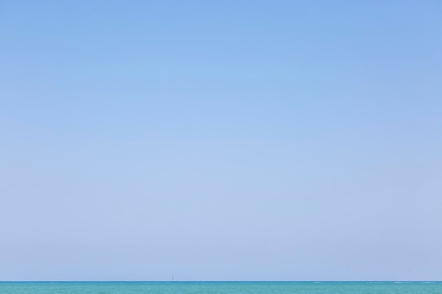 Photo a blue sky with no clouds over the thin turquoise sea line