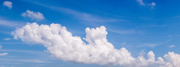 Cielo azzurro con nuvole piovose per sostituzioni del cielo