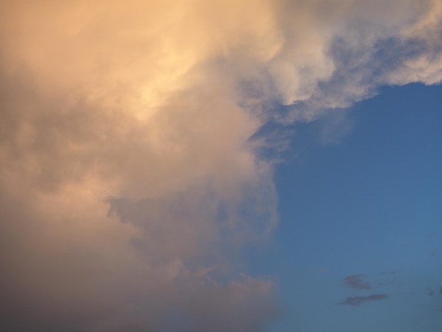 赤い雲の背景と青い空