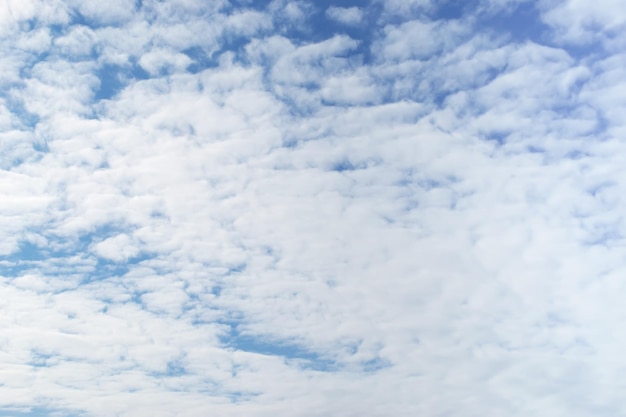 柔らかい雲と青い空