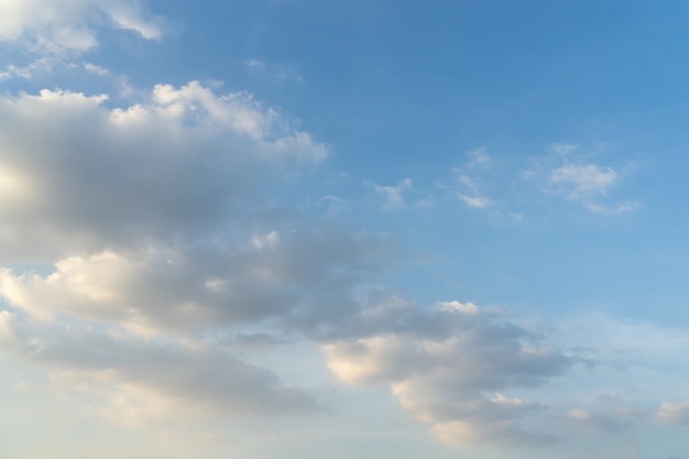 柔らかい雲と青い空