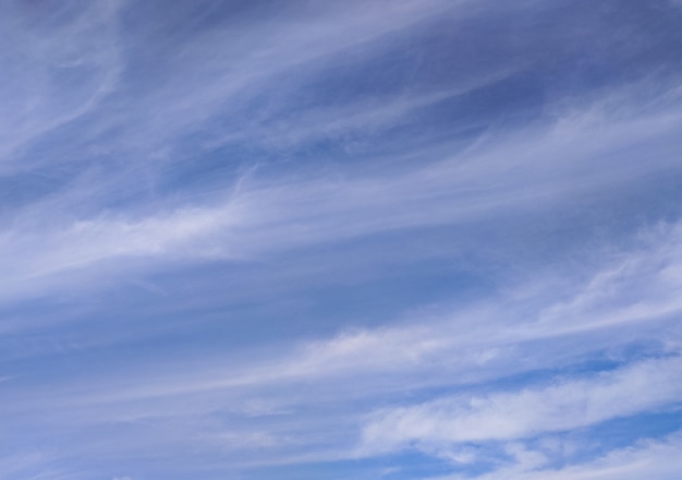 Cielo azzurro con nuvole spoglie panorama di nuvole lunghe e trasparenti sfondo di una giornata estiva soleggiata