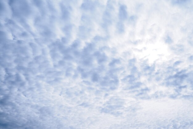 Foto cielo blu con raggio di sole con nuvoloso.