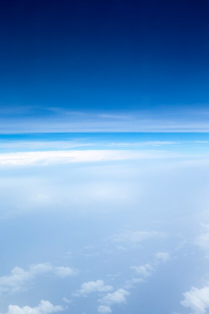 小さな雲と青い空。パノラマ