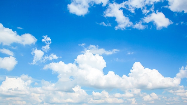 小さな雲と青い空。