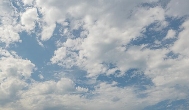 青い空と白い雲の背景 ターコイズ ブルーの空とさまざまな種類の雲 美しい青い空と雲の自然な背景 青い空と白いふわふわの雲