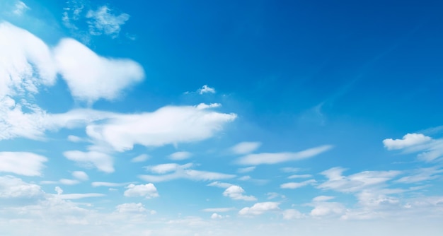 白い雲の背景と青い空xA