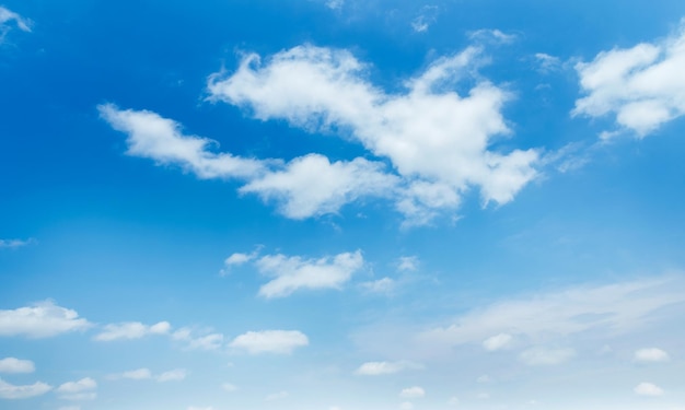 白い雲の風景の背景と青い空