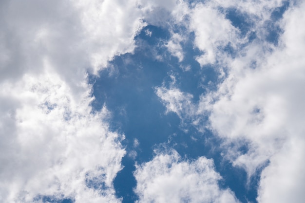 白い雲と青い空。