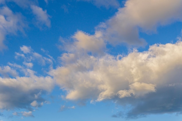 白い雲と青い空抽象的な背景またはテクスチャ