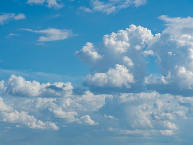 Cielo blu con il primo piano delle nuvole bianche. trama, modello