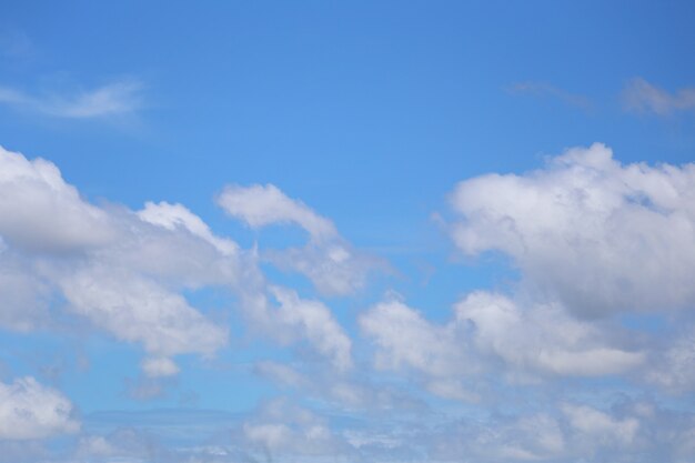 あなたの仕事のアイデアの概念のデザインのための昼間の背景に白い雲と青い空。