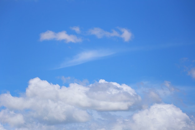 あなたの仕事のアイデアの概念のデザインのための昼間の背景に白い雲と青い空。