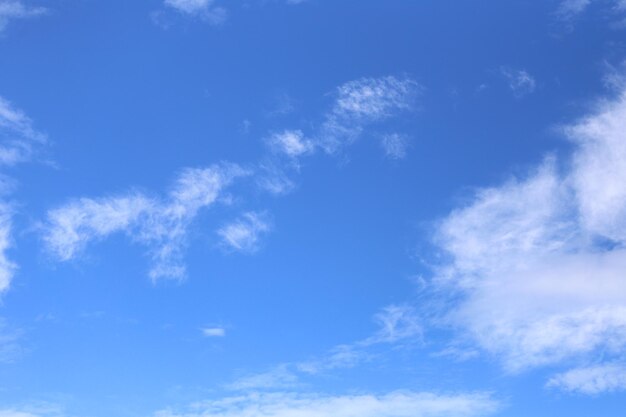 Foto cielo blu con nuvole bianche sullo sfondo diurno