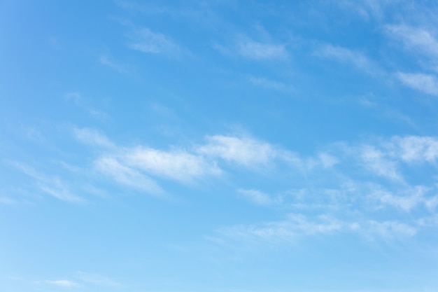 昼間の白い雲と青い空