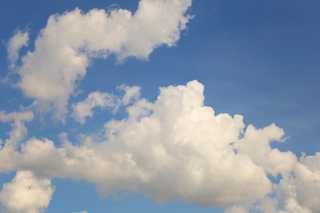 昼間の白い雲と青い空