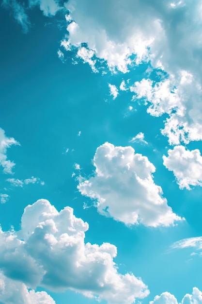 Голубое небо с белыми облаками и летающим самолетом