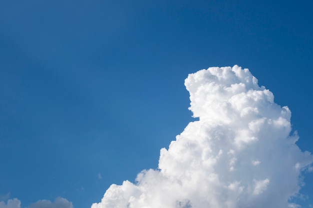 写真 白い雲が背景にある青空