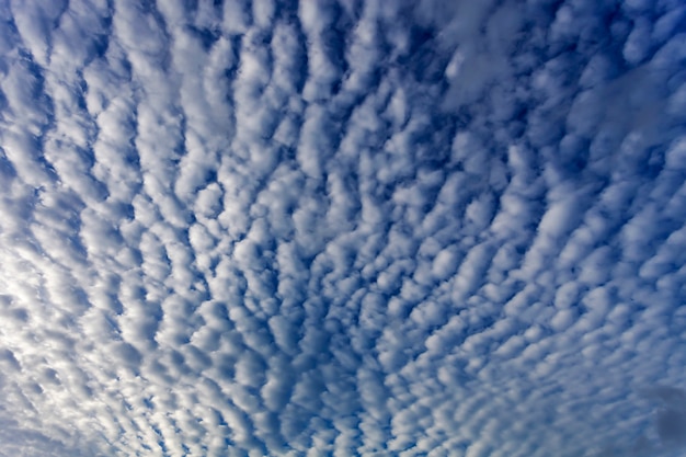 天気の良い日に白い雲と青い空