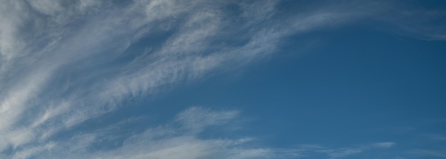青い空と白い雲の自然な背景のパノラマ