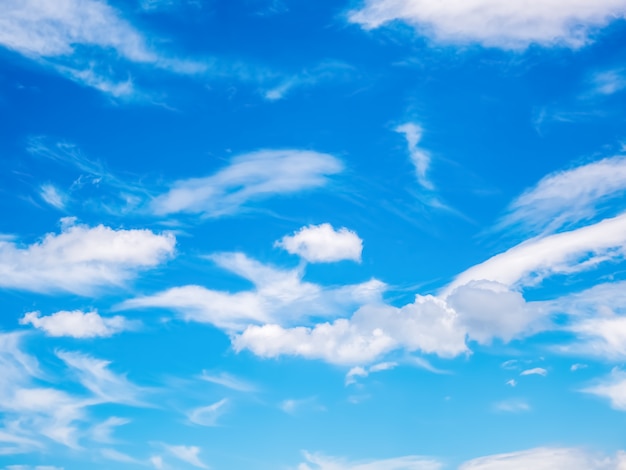 白い雲、自然の背景と青い空