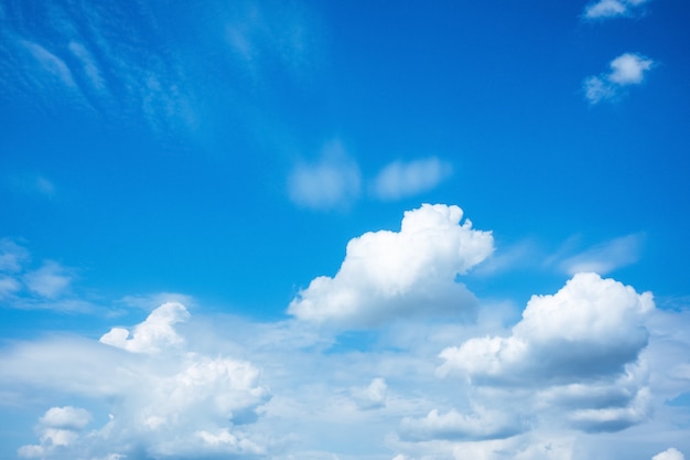 Голубое небо с белыми облаками фоне природы