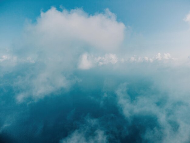 写真 穏やかな夏の海のパノラマに白い雲と青い空無人空撮抽象空撮