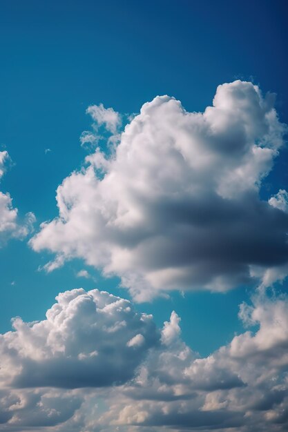 青い空に白い雲と飛行機が飛んで空に浮かんでいます。