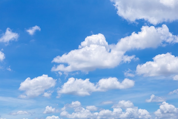 晴れた夏や春の日に白い雲、雨雲を伴う青空