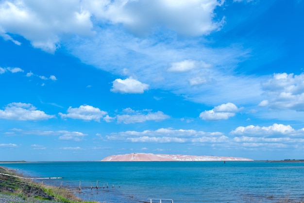 소금 호수에 흰 구름과 푸른 하늘입니다.