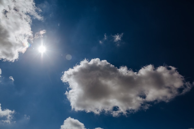 白い雲と太陽の美しい自然の背景と青い空