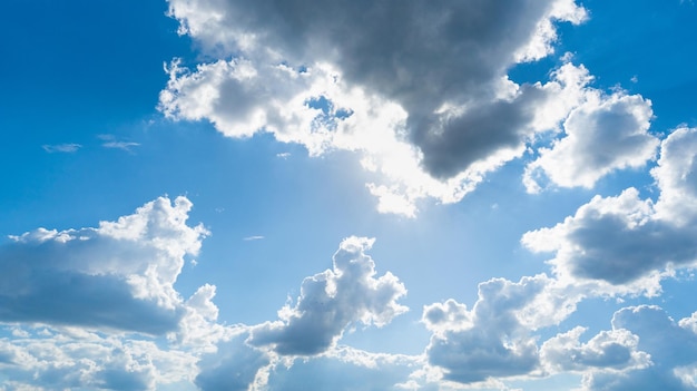 Голубое небо с белыми облаками Солнечное облачное небо Текстура Фоновые пушистые облака Образец Солнечный кумулус в голубом воздухе с копированием пространства для текста